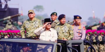 Panglima TNI Dampingi Presiden Prabowo pada Upacara Gelar Pasukan dan Penganugerahan Tanda Kehormatan