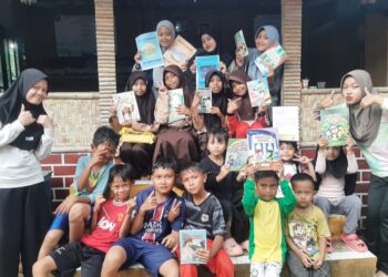 Mahasiswa STKIP Bina Mutiara Sukabumi Hidupkan Literasi bagi Anak Lewat “Sawala Bercerita” di Kampung Tajur