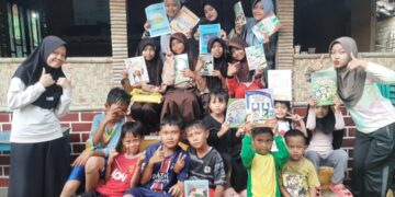 Mahasiswa STKIP Bina Mutiara Sukabumi Hidupkan Literasi bagi Anak Lewat “Sawala Bercerita” di Kampung Tajur