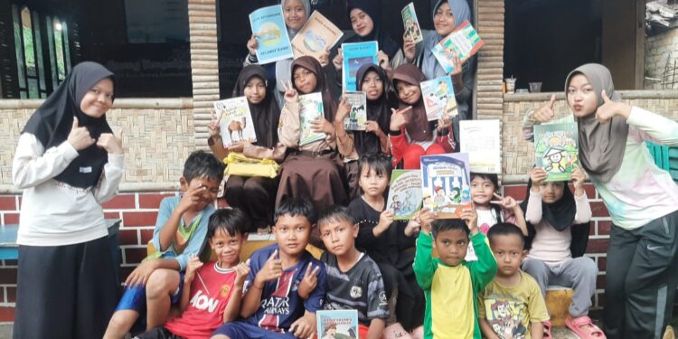 Mahasiswa STKIP Bina Mutiara Sukabumi Hidupkan Literasi bagi Anak Lewat “Sawala Bercerita” di Kampung Tajur