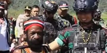 Wujud Kepedulian TNI, Satgas Yonif 112/DJ Gelar Pengobatan Massal dan Bagi Sembako di Puncak Jaya