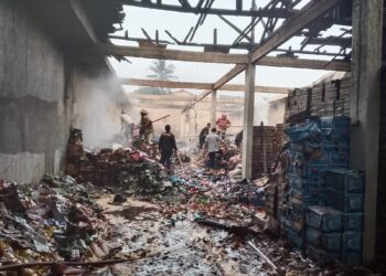Api Mengamuk di Pasar Surade, Gudang Sembako Hangus – Kerugian Capai Rp5 Miliar!