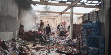 Api Mengamuk di Pasar Surade, Gudang Sembako Hangus – Kerugian Capai Rp5 Miliar!