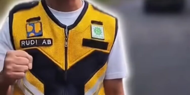 Kepala UPTD Jampang Kulon Monitoring Pengaspalan Cinagen–Simpangdago