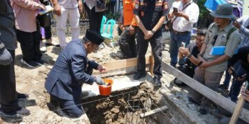 Bupati Sukabumi Letakkan Batu Pertama Pembangunan Rumah Panggung bagi Penyintas Bencana di Palabuhanratu