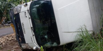 Turunan Maut Cimarinjung Kembali Telan Korban! Truk Pengangkut Paket Shopee Terguling di Malam Hari