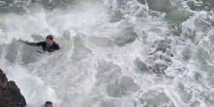 Dua Pemancing Hilang Terseret Ombak di Pantai Cikeueus Sukabumi