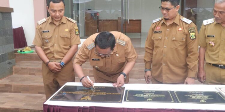 RESMIKAN SEJUMLAH INFRASTRUKTUR, BUPATI” OPTIMALKAN PELAYANAN MASYARAKAT