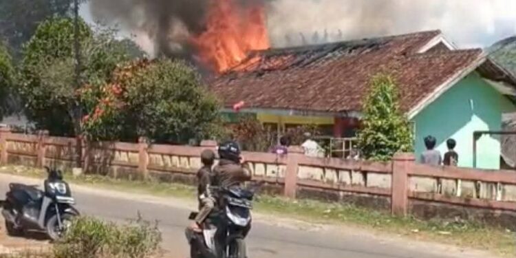 Respon Cepat Damkarmat, Kebakaran TK di Warungkiara Berhasil Ditangani
