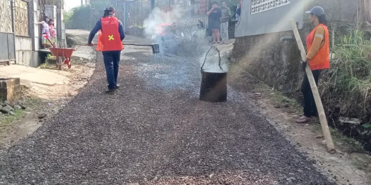 Jaga Kualitas Infrastruktur, UPTD PU Wilayah II Cibadak Awasi Pemeliharaan Jalan Cijalingan–Cibalung