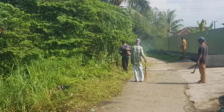 Pemeliharaan Bahu Jalan Digencarkan, UPTD PU Cicurug Bersihkan Ruas Babakanjaya–Bojonglongok