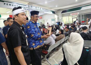 Tinjau Samsat Cibadak, Bupati Sukabumi Apresiasi Kebijakan Gubernur Jabar Permudah Perpanjangan STNK