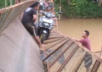 Lima Pemotor Tercebur ke Sungai Cibugel Akibat Jembatan Gantung Ambruk di Sukabumi