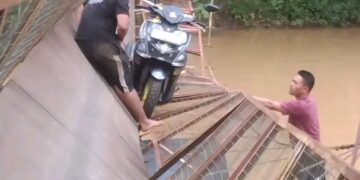 Lima Pemotor Tercebur ke Sungai Cibugel Akibat Jembatan Gantung Ambruk di Sukabumi
