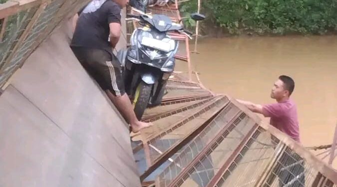 Lima Pemotor Tercebur ke Sungai Cibugel Akibat Jembatan Gantung Ambruk di Sukabumi