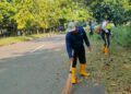 UPTD PU Wilayah IV Palabuhanratu Bersihkan Bahu Jalan dan Drainase di Jalan Jajaway, Antisipasi Genangan dan Jaga Keselamatan Pengguna Jalan