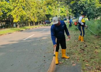 UPTD PU Wilayah IV Palabuhanratu Bersihkan Bahu Jalan dan Drainase di Jalan Jajaway, Antisipasi Genangan dan Jaga Keselamatan Pengguna Jalan
