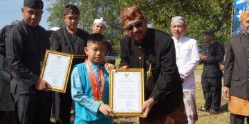 Momentum Hardiknas, Pemkab Salurkan Beasiswa untuk Wujudkan SDM Unggul dan Berdaya Saing