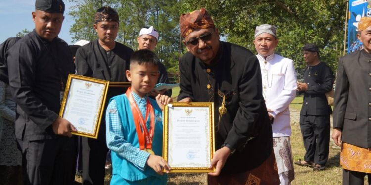 Momentum Hardiknas, Pemkab Salurkan Beasiswa untuk Wujudkan SDM Unggul dan Berdaya Saing