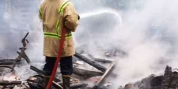 Damkarmat Kabupaten Sukabumi Tangani Kebakaran Rumah Tinggal di Sagaranten