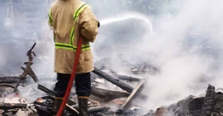 Damkarmat Kabupaten Sukabumi Tangani Kebakaran Rumah Tinggal di Sagaranten