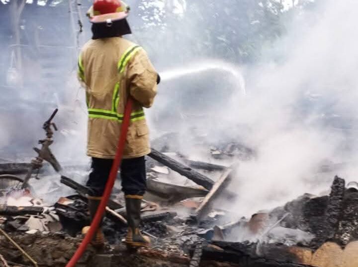Damkarmat Kabupaten Sukabumi Tangani Kebakaran Rumah Tinggal di Sagaranten