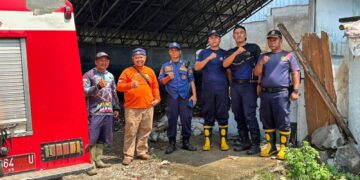 Desa Cikahuripan Bersama Damkar Kabupaten Sukabumi Bersihkan TPS Sementara