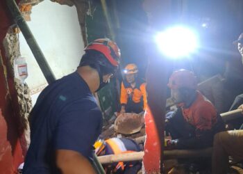Bangunan Runtuh di Nagrak, Damkar dan TNI Evakuasi Korban ke RSUD Sekarwangi