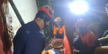 Bangunan Runtuh di Nagrak, Damkar dan TNI Evakuasi Korban ke RSUD Sekarwangi