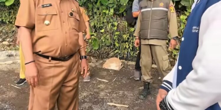 Bupati Sukabumi Monitoring Perbaikan Jalan Kopeng-Cipetir, Asep Japar Ingatkan Kontraktor Jangan Asal Bangun