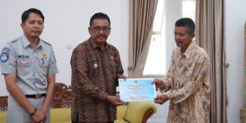 Bupati Dampingi Penyerahan Santunan Jasa Raharja kepada Ahli Waris Korban Kecelakaan Lalu Lintas