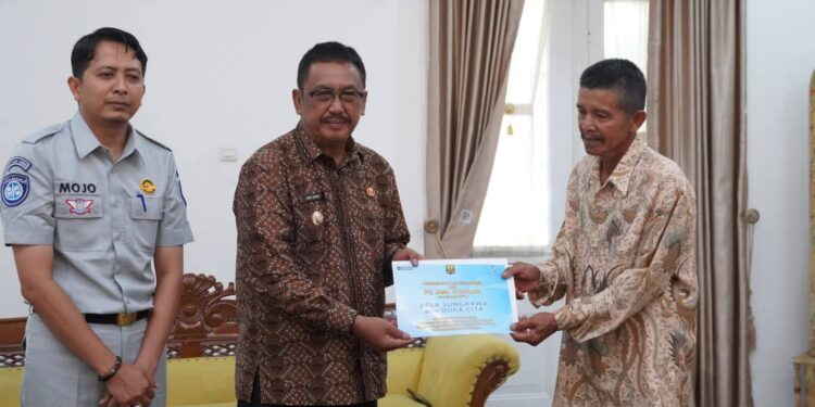 Bupati Dampingi Penyerahan Santunan Jasa Raharja kepada Ahli Waris Korban Kecelakaan Lalu Lintas