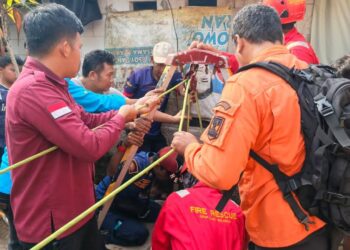 Damkar Kabupaten Sukabumi Evakuasi Warga yang Terjatuh ke Dalam Sumur di Cibadak