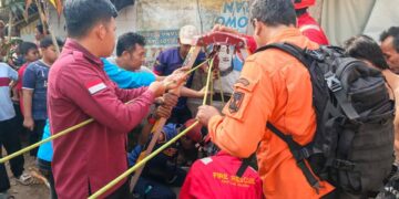 Damkar Kabupaten Sukabumi Evakuasi Warga yang Terjatuh ke Dalam Sumur di Cibadak