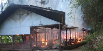 Diduga Korsleting Listrik, Warung dan Pos Balawista di Curug Cimarinjung Sukabumi Ludes Terbakar
