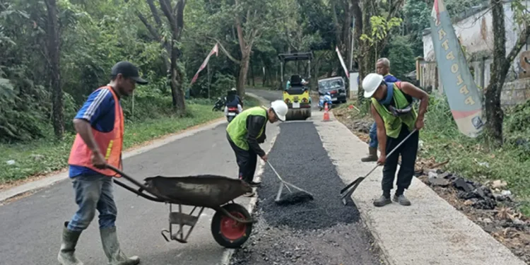 Tingkatkan Keamanan Berkendara, Dinas PU Benahi Ruas Jalan di Palabuhanratu
