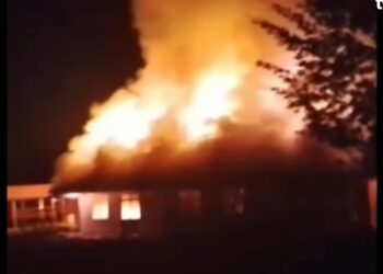 DANA DESA DIPOTONG, MASSA NGAMUK DAN BAKAR 7 KANTOR PEMERINTAH DI KABUPATEN PUNCAK PAPUA TENGAH