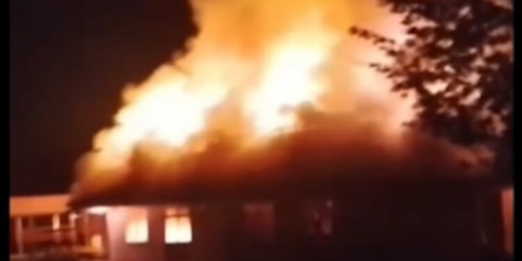 DANA DESA DIPOTONG, MASSA NGAMUK DAN BAKAR 7 KANTOR PEMERINTAH DI KABUPATEN PUNCAK PAPUA TENGAH
