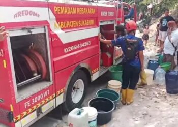 Kekeringan Melanda Cisolok, Damkarmat Kabupaten Sukabumi Distribusikan Air Bersih ke Warga