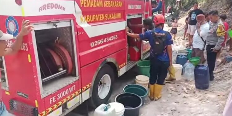 Kekeringan Melanda Cisolok, Damkarmat Kabupaten Sukabumi Distribusikan Air Bersih ke Warga