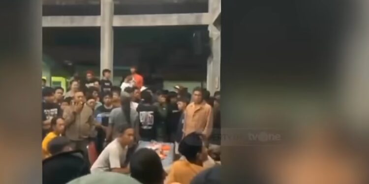 Diduga Peras Warga Pakai Isu Judi Online, 2 Oknum Polisi di Gresik Nyaris Diamuk Massa