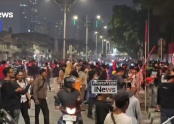 Aksi Unjuk Rasa di DPR RI Hingga Malam Hari, Massa Bakar Sepeda Motor di Pejompongan hingga Dirusaknya Kamera CCTV