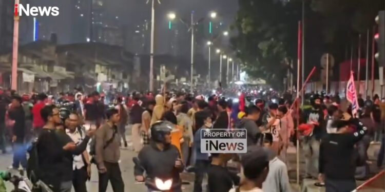 Aksi Unjuk Rasa di DPR RI Hingga Malam Hari, Massa Bakar Sepeda Motor di Pejompongan hingga Dirusaknya Kamera CCTV