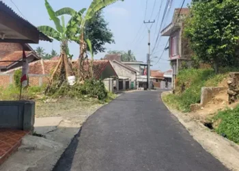 Dinas PU Lakukan Penanganan Darurat Jalan Ciheulangtonggoh–Caringin Menggunakan Coldmix