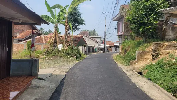 Dinas PU Lakukan Penanganan Darurat Jalan Ciheulangtonggoh–Caringin Menggunakan Coldmix