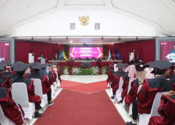 Ratusan Lulusan Universitas Nusa Putra Diwisuda, Bupati: Jadilah Generasi yang Bermanfaat