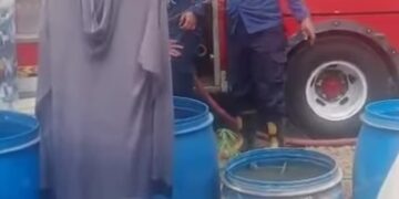 Damkarmat Kabupaten Sukabumi Salurkan Air Bersih untuk Warga Cisolok