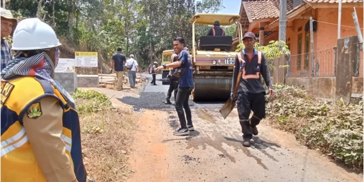 Progres Rekonstruksi Jalan Cipamingkis–Cikarang Capai 95 Persen, PU Sukabumi Lakukan Monitoring