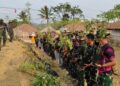 Satgas TMMD ke-130 Tanam Sayuran dan Bagikan Bibit untuk Warga