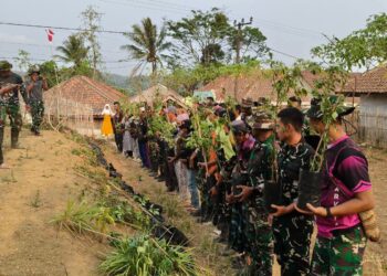 Satgas TMMD ke-130 Tanam Sayuran dan Bagikan Bibit untuk Warga
